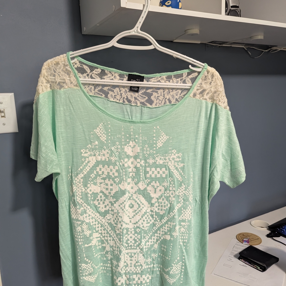 Rue21 Green Graphic Short Sleeve Blouse